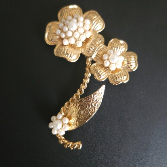 Vintage Butler & Wilson Faux Pearl Flower Brooch Pin - Picture 4 of 9